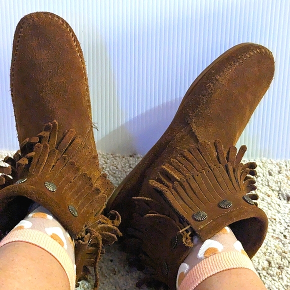 VGUC Minnetonka Suede Leather moccasins with Fringe, Sz 8 - Picture 1 of 8